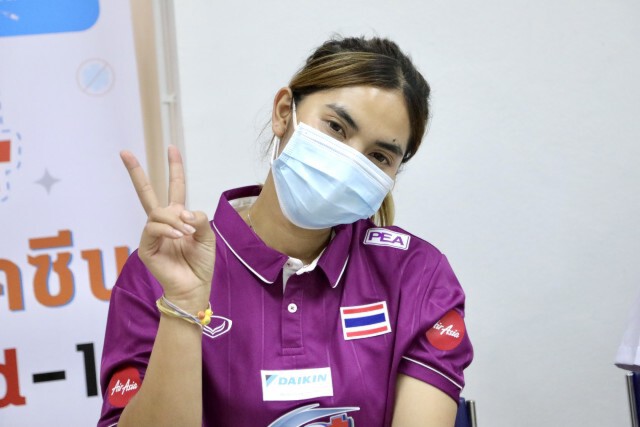นักวอลเลย์บอลสาวไทยเข้ารับวัคซีนป้องกันโควิด พร้อมลุยศึกเนชั่นส์ ลีก 2021