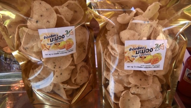 "ครูสาว"ต่อยอดผลมะม่วงสุก-ทำข้าวเกรียบ-น้ำจิ้มซอส