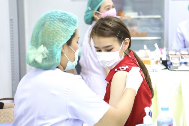 นักวอลเลย์บอลสาวไทยเข้ารับวัคซีนป้องกันโควิด พร้อมลุยศึกเนชั่นส์ ลีก 2021