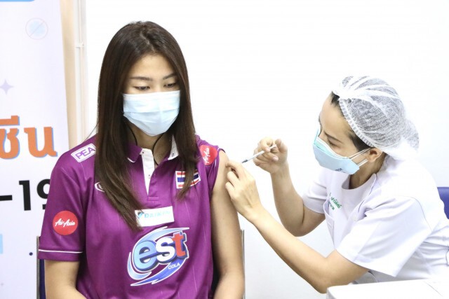 นักวอลเลย์บอลสาวไทยเข้ารับวัคซีนป้องกันโควิด พร้อมลุยศึกเนชั่นส์ ลีก 2021