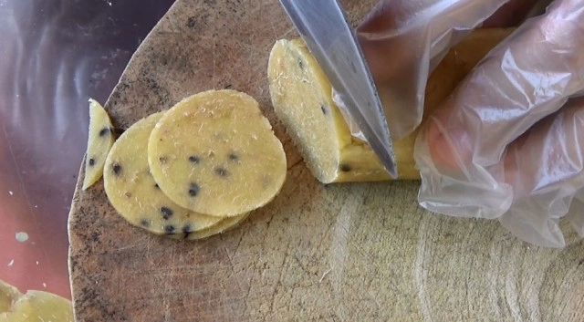 "ครูสาว"ต่อยอดผลมะม่วงสุก-ทำข้าวเกรียบ-น้ำจิ้มซอส