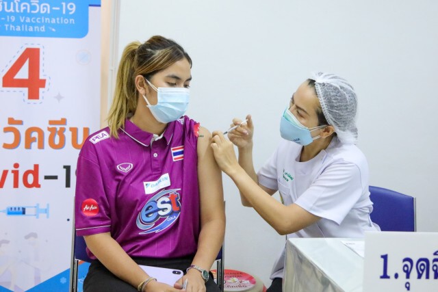 นักวอลเลย์บอลสาวไทยเข้ารับวัคซีนป้องกันโควิด พร้อมลุยศึกเนชั่นส์ ลีก 2021