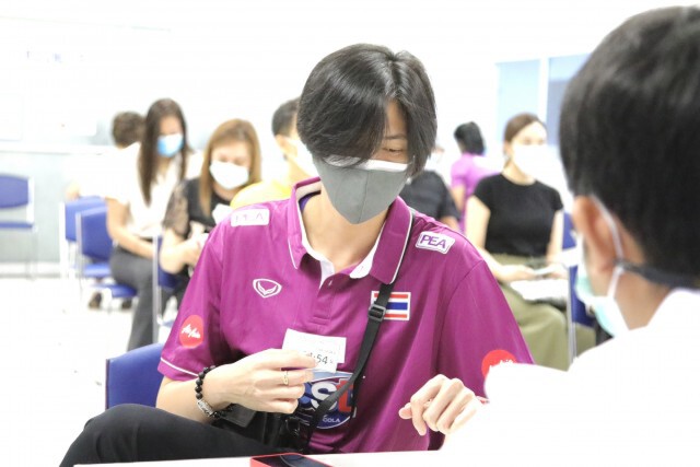นักวอลเลย์บอลสาวไทยเข้ารับวัคซีนป้องกันโควิด พร้อมลุยศึกเนชั่นส์ ลีก 2021