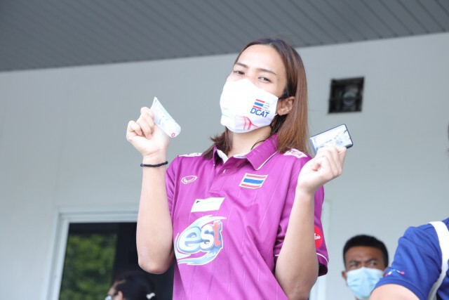 นักวอลเลย์บอลสาวไทยเข้ารับวัคซีนป้องกันโควิด พร้อมลุยศึกเนชั่นส์ ลีก 2021