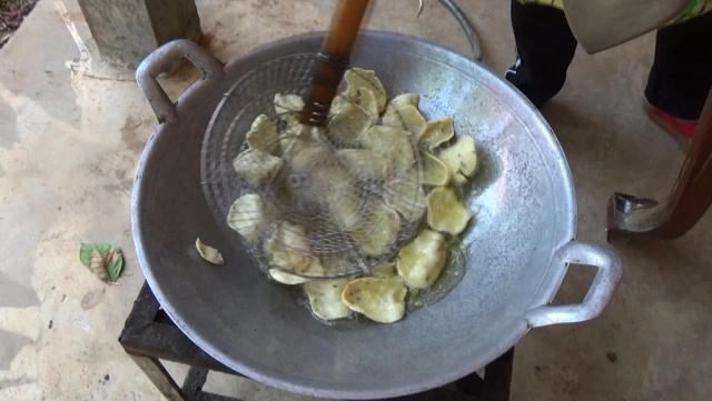 "ครูสาว"ต่อยอดผลมะม่วงสุก-ทำข้าวเกรียบ-น้ำจิ้มซอส