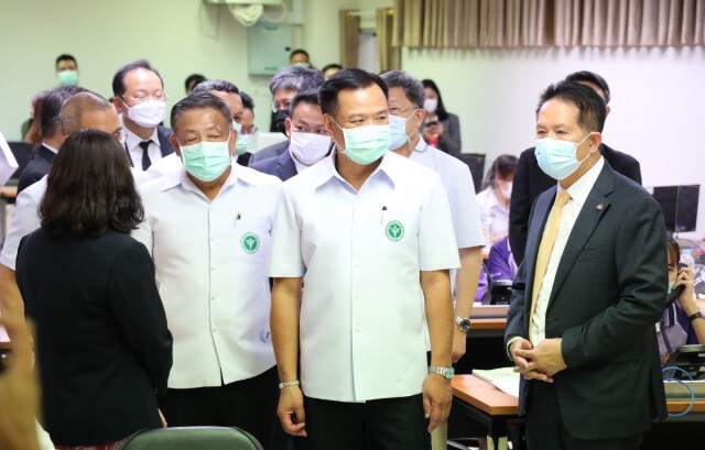 ส.อ.ท. มอบอุปกรณ์สนับสนุนศูนย์ฯ หมอพร้อม