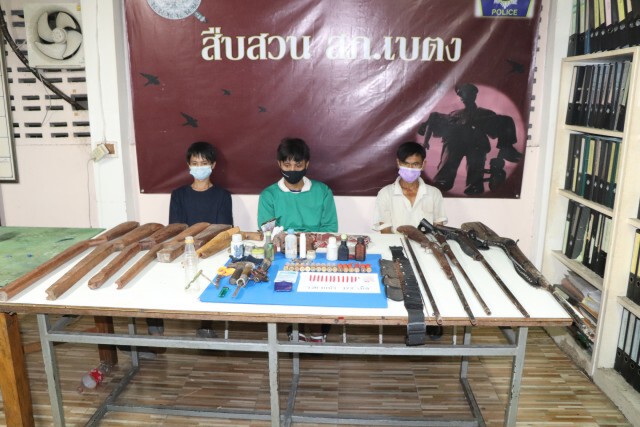 บุกจับยึดปืนพร้อมอุปกรณ์การผลิตปืนและยาบ้า 122 เม็ด