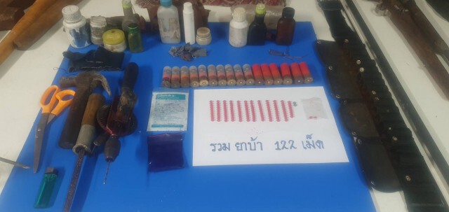 บุกจับยึดปืนพร้อมอุปกรณ์การผลิตปืนและยาบ้า 122 เม็ด