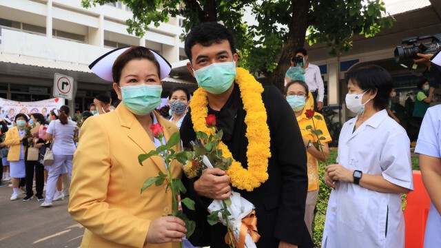 ส่งทีมนักรบชุดขาวเสริมทัพสู้โควิดโรงพยาบาลบุษราคัม กทม.