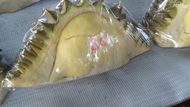 ทางรอดยุคโควิด พนักงานรถทัวร์ขายทุเรียนเริ่มต้นราคา 3 บาท