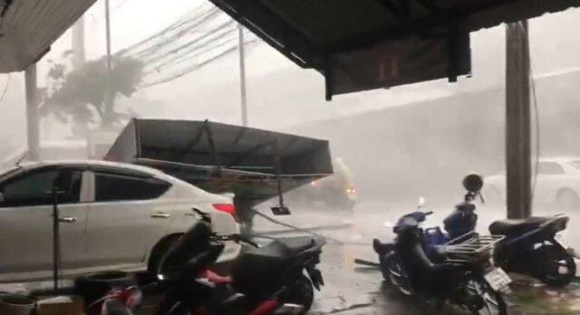 ฝนถล่มกรุงหนัก! ซัดเสาไฟ-ป้ายล้มระนาว น้ำเริ่มท่วมขังหลายพื้นที่
