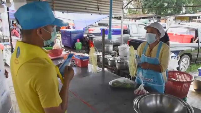 ทหารโคราช อาสาเคาะประตูบ้านสร้างความเข้าใจฉีดวัคซีนให้กับประชาชน