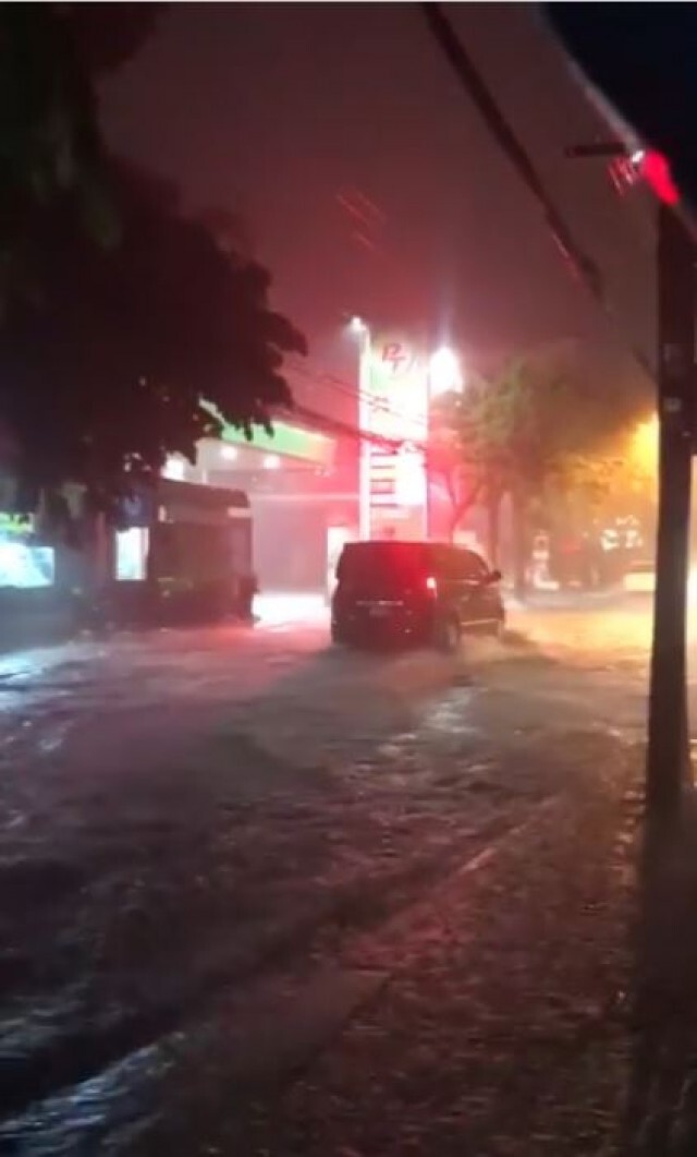 ฝนถล่มกรุงหนัก! ซัดเสาไฟ-ป้ายล้มระนาว น้ำเริ่มท่วมขังหลายพื้นที่