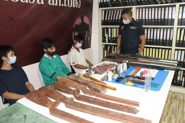 บุกจับยึดปืนพร้อมอุปกรณ์การผลิตปืนและยาบ้า 122 เม็ด