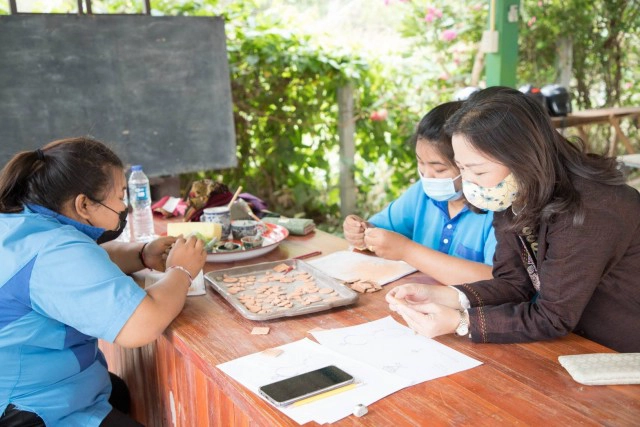 แบรนด์"งามตา"จิวเวลลี่ลายสังคโลก