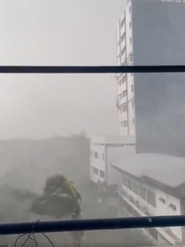 ฝนถล่มกรุงหนัก! ซัดเสาไฟ-ป้ายล้มระนาว น้ำเริ่มท่วมขังหลายพื้นที่