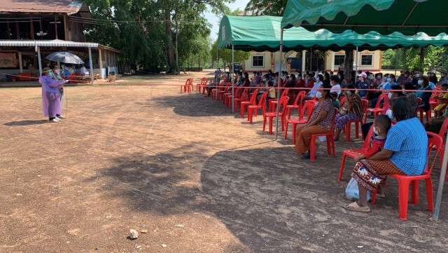 คณะสงฆ์บริจาคสิ่งของทำโรงครัวแจก 7 หมู่บ้านถูกล็อกดาวน์