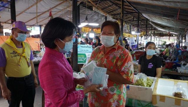 ผู้ว่าฯ ลุยเองเดินตลาดเชิญชวนลงทะเบียนฉีดวัคซีน