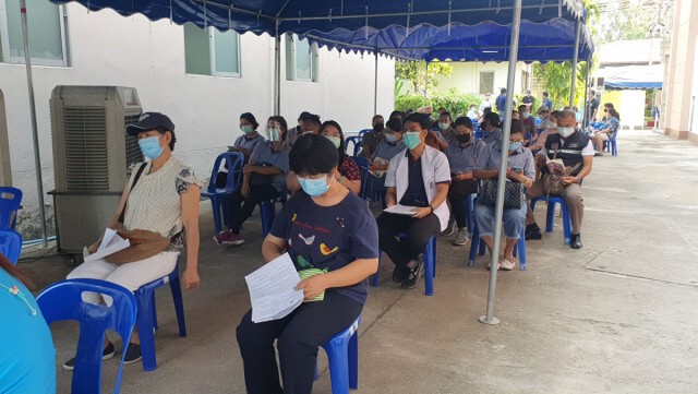 อสม.เคาะประตูบ้านชวนฉีควัคซีนโควิด
