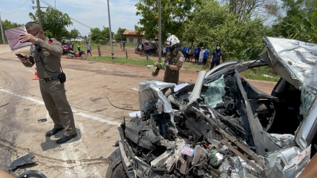 รถบรรทุกชนเก๋งกลางแยกตายคาที่2ศพ