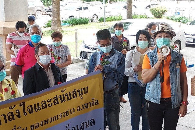 ชาวเขาค้อยื่นหนังสือให้กำลังใจผู้ว่าฯ