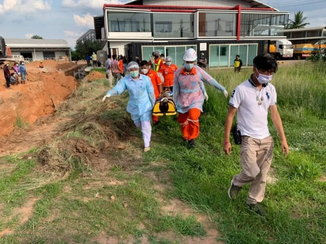 คลิปนาทีช่วยชีวิต คนงานพม่าถูกดินถล่มทับในไซต์งานก่อสร้าง