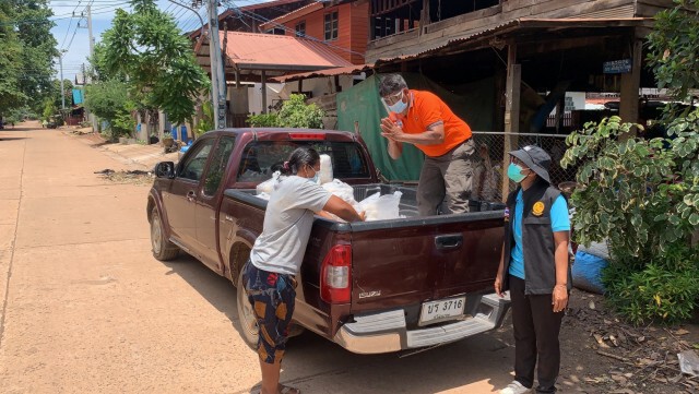 เปิดโรงครัวสนาม ทำข้าวกล่องสูตรสมุนไพรไทยป้องกันโควิด