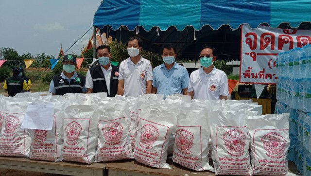 มูลนิธิดังโคราช มอบถุงยังชีพช่วยชาวบ้านที่ถูกปิดหมู่บ้าน
