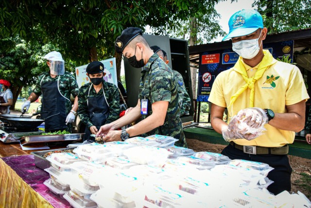 ค่าย ร.8 ทำข้าวกล่องปันน้ำใจชาวขอนแก่นสู้โควิด