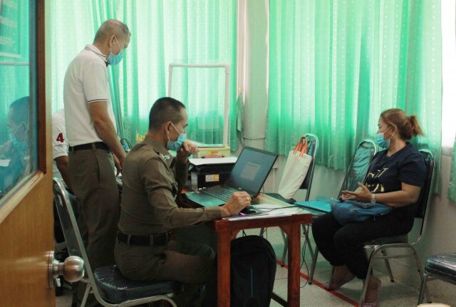 สอบพยานยืนยันแม่ค้าถูกสองผัวเมียหลอกโอนเงิน 39 ล้านบาท