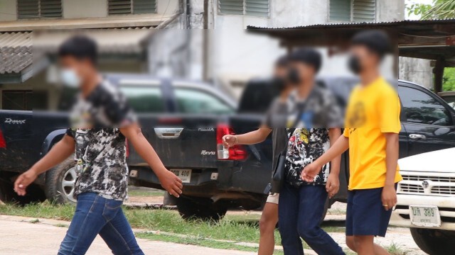กลุ่มวัยรุ่น16คนเข้ารับทราบข้อกล่าวหาก่อเหตุยิงปืนถล่มบ้านยาย