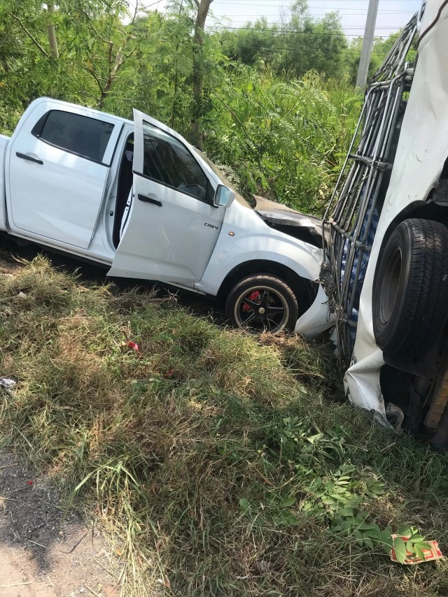 เตือนขาแรง คลิปกระบะซิ่ง แซงไม่พ้น โหม่งรถคันอื่น ตกถนนหัวชี้ฟ้าหวิดดับ