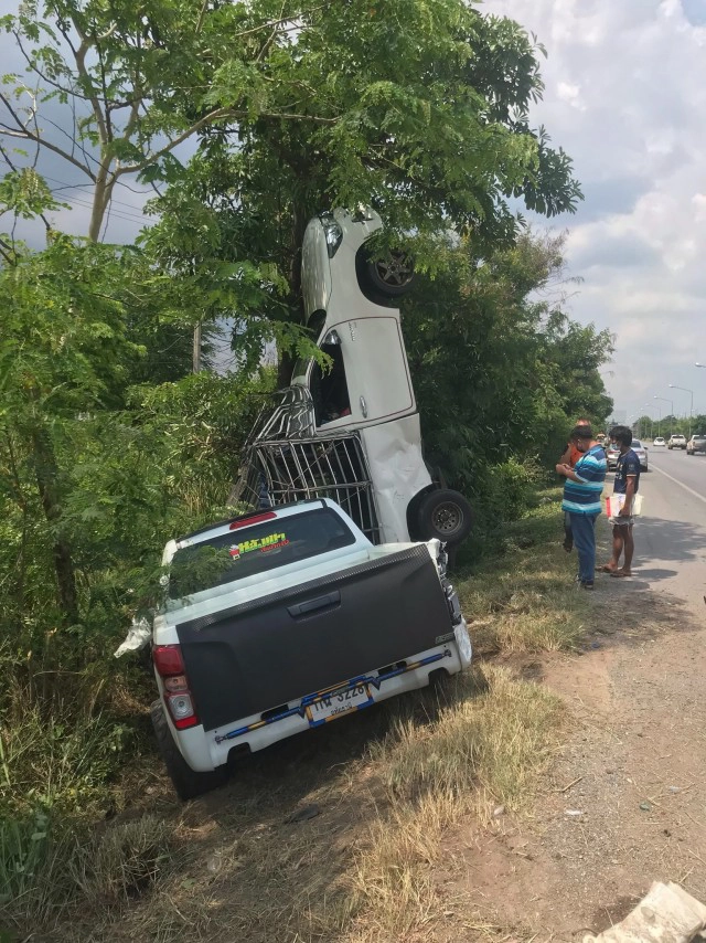 เตือนขาแรง คลิปกระบะซิ่ง แซงไม่พ้น โหม่งรถคันอื่น ตกถนนหัวชี้ฟ้าหวิดดับ