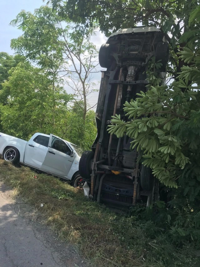 เตือนขาแรง คลิปกระบะซิ่ง แซงไม่พ้น โหม่งรถคันอื่น ตกถนนหัวชี้ฟ้าหวิดดับ