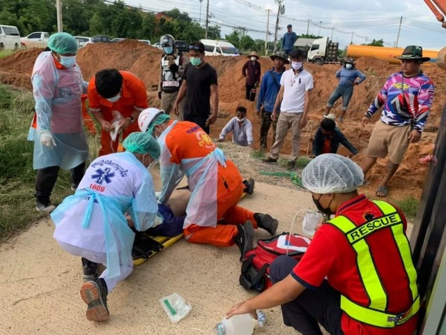 คลิปนาทีช่วยชีวิต คนงานพม่าถูกดินถล่มทับในไซต์งานก่อสร้าง