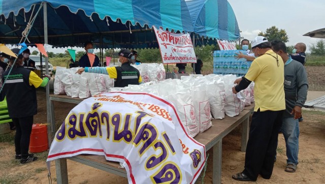 มูลนิธิดังโคราช มอบถุงยังชีพช่วยชาวบ้านที่ถูกปิดหมู่บ้าน