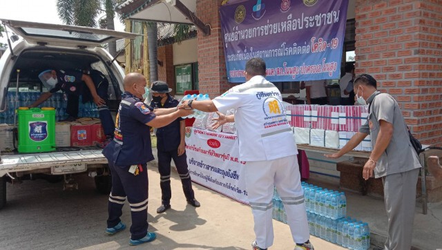 มูลนิธิดังโคราช มอบถุงยังชีพช่วยชาวบ้านที่ถูกปิดหมู่บ้าน