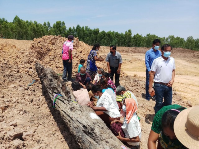 ขุดลอกแก้มลิงต้นตะเคียนโผล่นำขึ้นฝั่งจุดธูปเห็นเลข3ตัว