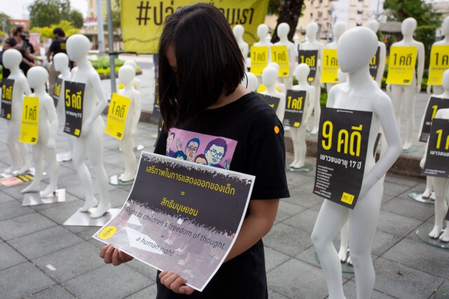 แอมเนสตี้ ตั้งหุ่นเรียกร้องรัฐไทยเคารพสิทธิการชุมนุม หยุดใช้ความรุนแรง-ยัดข้อหาทางการเมืองให้เยาวชน