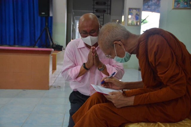 พระสงฆ์สมัครใจลงทะเบียนจองฉีดวัคซีน