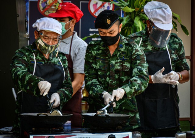 ค่าย ร.8 ทำข้าวกล่องปันน้ำใจชาวขอนแก่นสู้โควิด