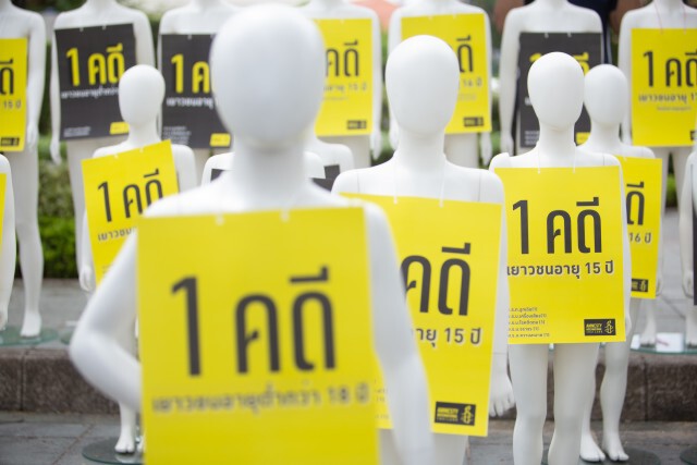 แอมเนสตี้ ตั้งหุ่นเรียกร้องรัฐไทยเคารพสิทธิการชุมนุม หยุดใช้ความรุนแรง-ยัดข้อหาทางการเมืองให้เยาวชน