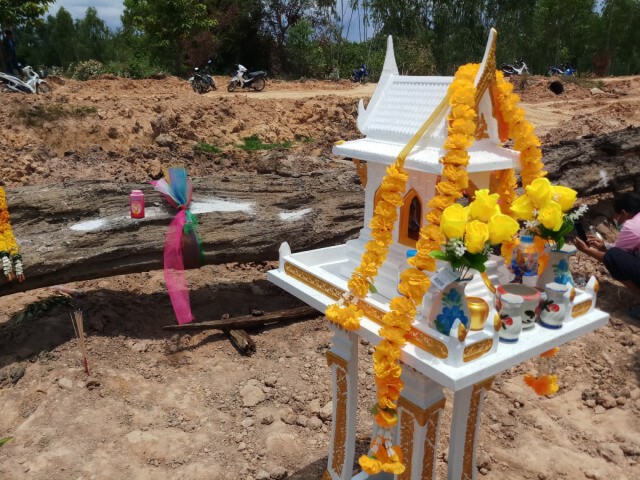 ขุดลอกแก้มลิงต้นตะเคียนโผล่นำขึ้นฝั่งจุดธูปเห็นเลข3ตัว