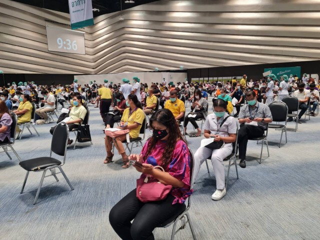 บรรยากาศฉีดวัคซีนที่โคราชคึกคัก ประชาชนมั่นใจในความปลอดภัย
