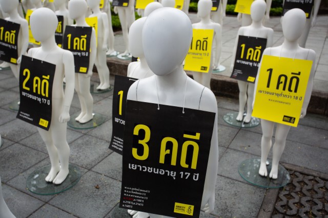 แอมเนสตี้ ตั้งหุ่นเรียกร้องรัฐไทยเคารพสิทธิการชุมนุม หยุดใช้ความรุนแรง-ยัดข้อหาทางการเมืองให้เยาวชน