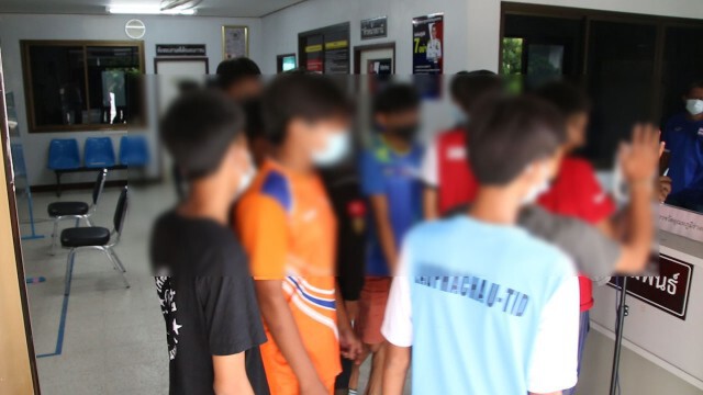 กลุ่มวัยรุ่น16คนเข้ารับทราบข้อกล่าวหาก่อเหตุยิงปืนถล่มบ้านยาย