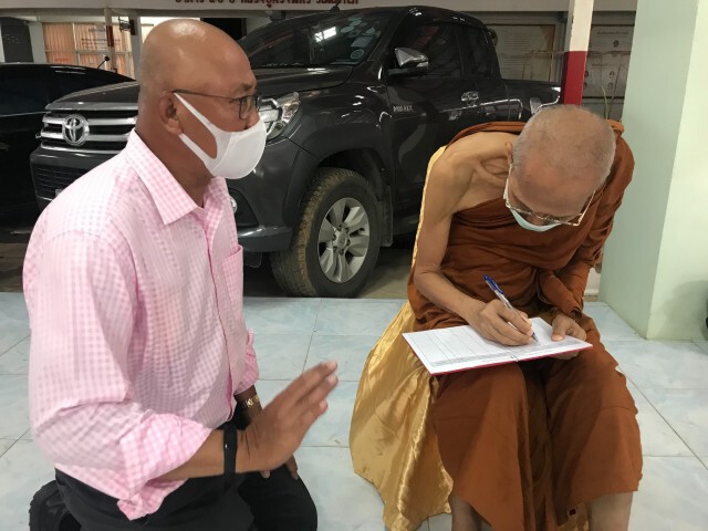 พระสงฆ์สมัครใจลงทะเบียนจองฉีดวัคซีน