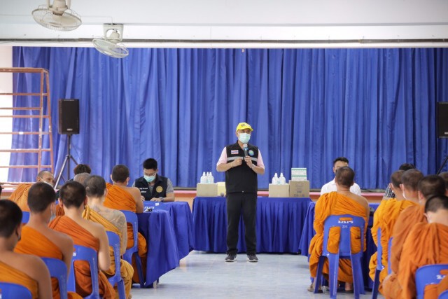 พระสงฆ์สมัครใจลงทะเบียนจองฉีดวัคซีน