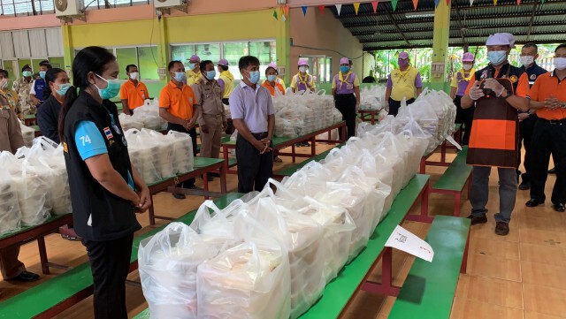 เปิดโรงครัวสนาม ทำข้าวกล่องสูตรสมุนไพรไทยป้องกันโควิด