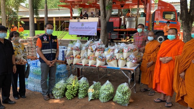 เปิดโรงครัวสนาม ทำข้าวกล่องสูตรสมุนไพรไทยป้องกันโควิด